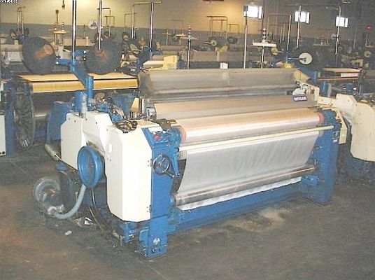 Zwykłe krosno zrzucające strumień wody do tkania torebek z warzywami i tkania siatki na owoce